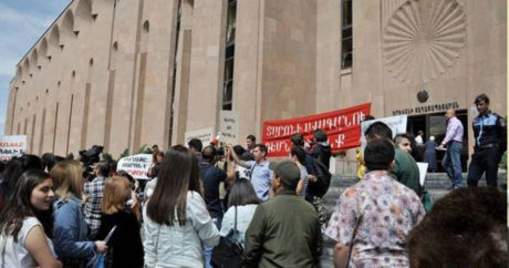 У здания мэрии Еревана проходит акция протеста