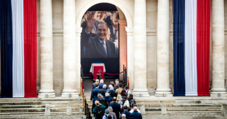 Проходит церемония прощания с Жаком Шираком