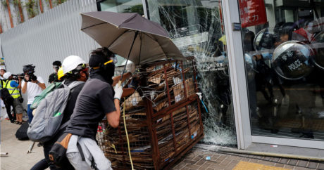 Китай заподозрил FedEx в доставке холодного оружия в Гонконг