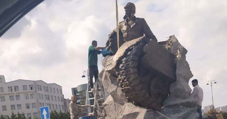 В Баку установлен памятник национальному герою Азербайджана — ФОТО