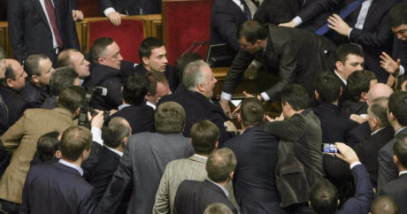 Депутат Верховной Рады сломал плечо своему коллеге во время драки