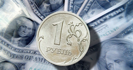Рубль дешевеет к доллару и евро
