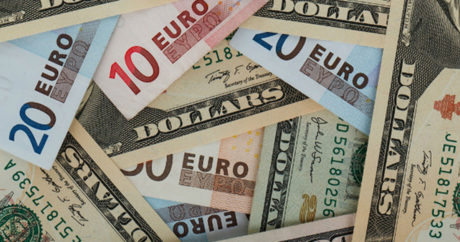 Банк России опустил официальный курс доллара и поднял евро