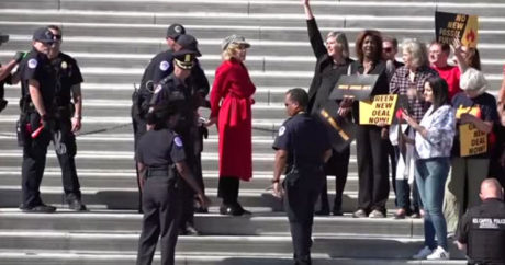 Джейн Фонду арестовали во время митинга у Капитолия