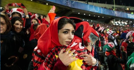 Тысячи иранских болельщиц хлынули на стадион после 40-летнего запрета