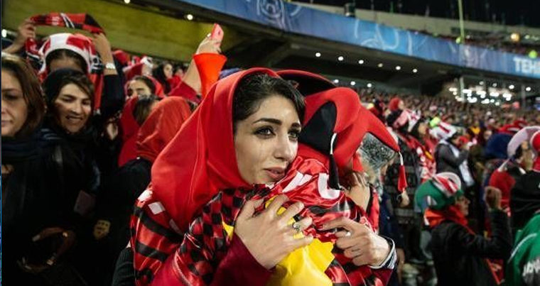 Тысячи иранских болельщиц хлынули на стадион после 40-летнего запрета — ВИДЕО