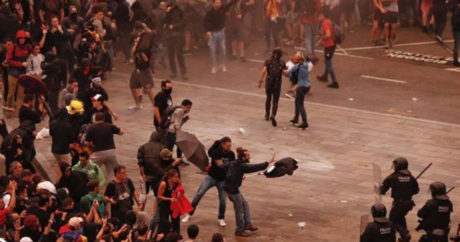 Число пострадавших при протестах в Каталонии возросло до 56 — ВИДЕО