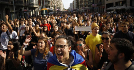 В Каталонии протестующие заблокировали железную дорогу
