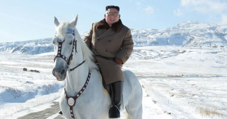 Ким Чен Ын поднялся на священную гору Пэктусан на коне
