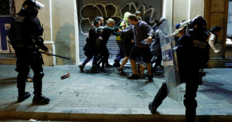 После беспорядков на акции протеста в Каталонии госпитализированы 60 человек