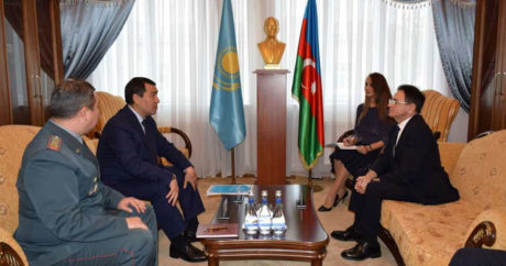 Министр обороны Казахстана посетит Азербайджан