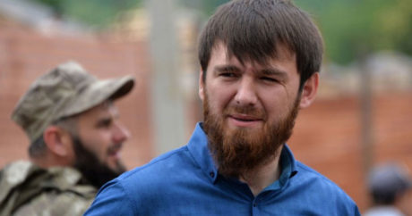 Чеченский телеканал показал, как бывший мэр Грозного бьет женщин электрошокером — ВИДЕО