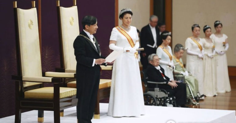 Император Японии официально вступил на престол