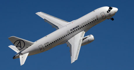 SSJ-100 с пассажирами столкнулся с птицей в аэропорту Нового Уренгоя