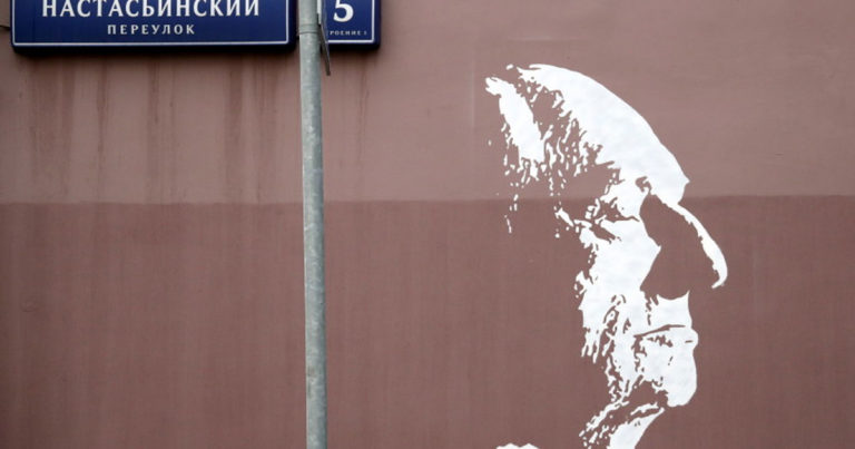 Граффити с изображением Марка Захарова в центре Москвы сохранят