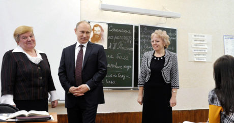 Путин поздравил педагогов с Днем учителя