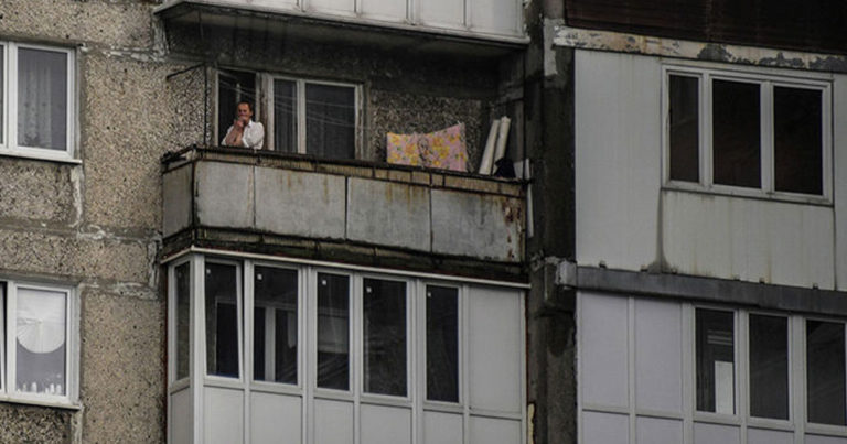 В России выписали один из первых штрафов из-за курения на балконе