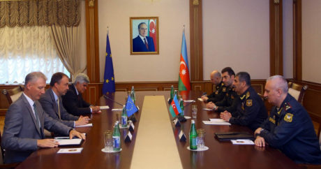 Министр обороны Азербайджана встретился со спецпредставителем Евросоюза