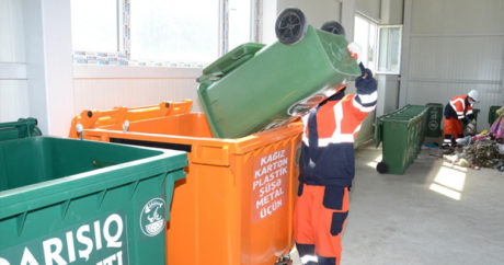 В Баку увеличивается число контейнеров для бытовых отходов