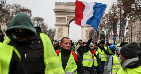Ущерб от протестов «желтых жилетов» во Франции составил 2,5 млрд евро