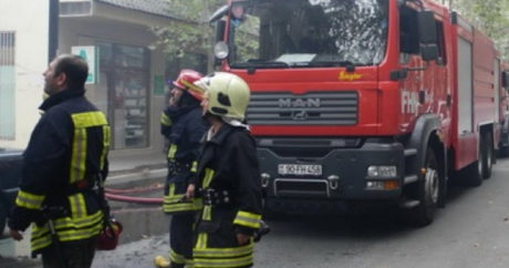 Пожар в двухэтажном доме в Баку, спасен малолетний ребенок