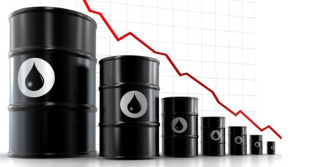 Нефть умеренно дешевеет