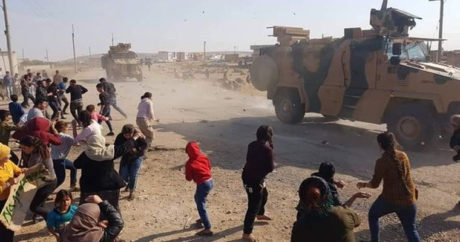 Сирийские курды вновь закидали российско-турецкий конвой камнями