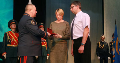 Родителям мальчика, спасавшего детей из пожара под Хабаровском, вручили орден Мужества