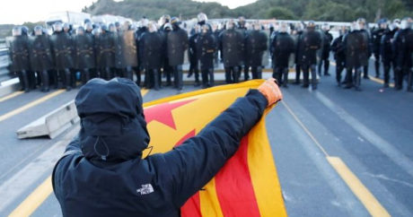 В Каталонии протестующие заблокировали дорогу на границе с Францией