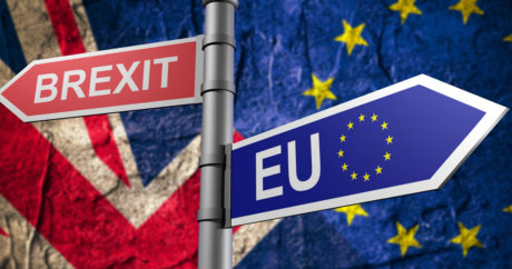 Еврокомиссия считает, что не нарушала обещание не пересматривать соглашение по Brexit