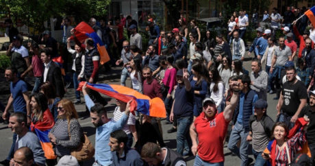 У здания правительства Армении проходят акции протеста
