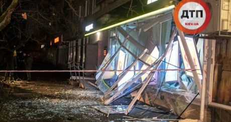 Улица в деньгах: В Киеве подорвали отделение банка