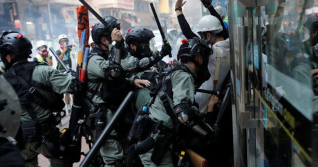 Полиция Гонконга применила слезоточивый газ для разгона митингующих