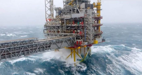 SOCAR эвакуировала 150 нефтяников в связи с ухудшением погоды
