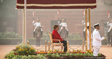 Меркель на поминальной церемонии Ганди в Индии слушала гимны сидя — ВИДЕО