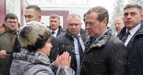 Измученная нищетой пенсионерка встала на колени перед Медведевым — Видео