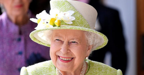 Королева Елизавета II может отречься от престола ради сына Чарльза