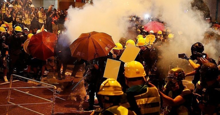 Полиция Гонконга задержала более 200 участников субботних протестов