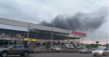 В Баку горит торговый центр: есть пострадавшие