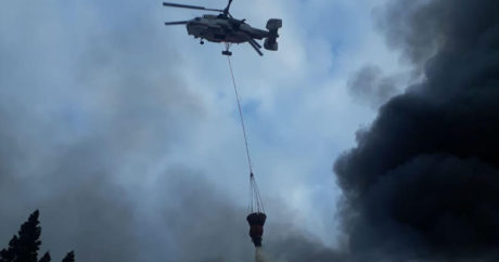 К тушению пожара на рынке стройматериалов в Баку привлечены вертолеты — ФОТО