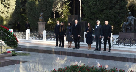 Семья Алиевых посетила могилу общенационального лидера Гейдара Алиева