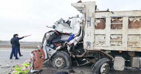 В Сумгайыте грузовик врезался в железное ограждение, есть погибшие