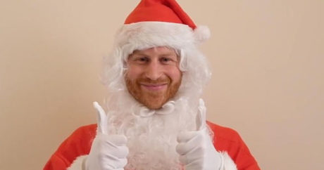 Принц Гарри в костюме Санта-Клауса поздравил детей-сирот с Рождеством — ВИДЕО