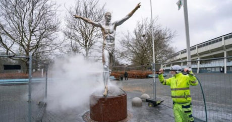 Болельщики изуродовали статую Ибрагимовича – ФОТО