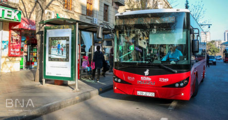 В Баку становится больше автобусов с безналичной оплатой