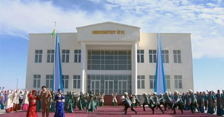 В Туркменистане построили село, названное в честь коня президента