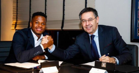 17-летний футболист продлил контракт с Барселоной