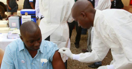 СМИ: в Японии впервые пройдут клинические испытания вакцины против Эболы