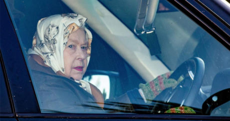 Королева Елизавета в 93 года снова села за руль автомобиля — ФОТО