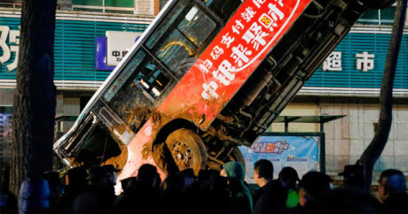 В Китае при падении автобуса в дыру погибли пассажиры